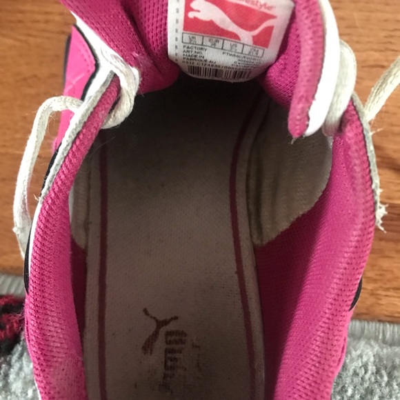 Girls 3 1/2 Puma Sneakers. Can fit size 5 shoe too in women - Picture 6 of 10